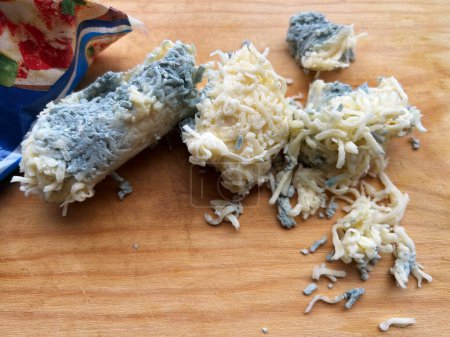 geriebener Käse zum Bestreuen von Nudeln, verdorben und schimmelig