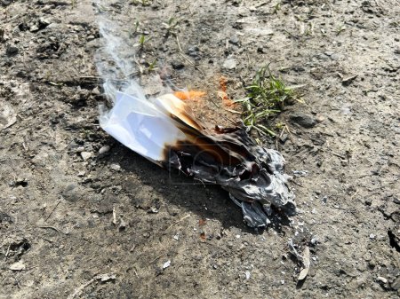 Brennendes Papier liegt auf dem Boden