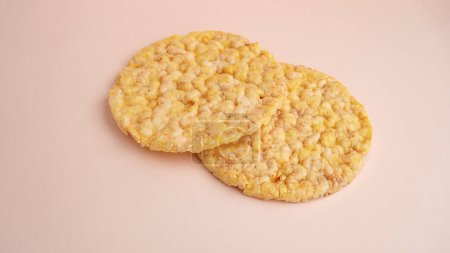 Téléchargez les photos : Crêpes de maïs sur fond beige - en image libre de droit