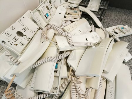 De vieux interphones, jetés à l'entrée d'un portail. rénovation technologique