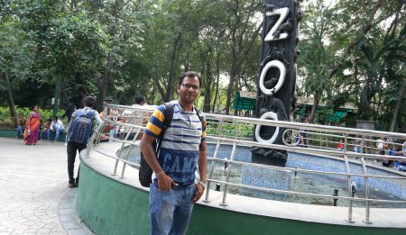Téléchargez les photos : PUNE, INDE 22 JUIN 2020 : Touristes au parc zoologique Rajiv Gandhi communément appelé le zoo Rajiv Gandhi ou le zoo Katraj. - en image libre de droit