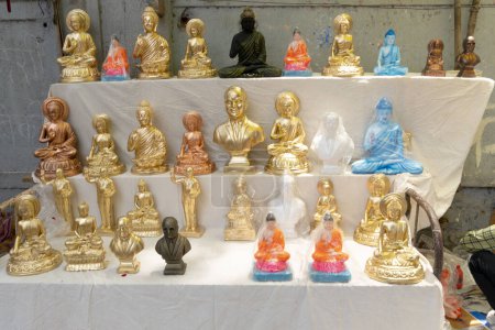 Foto de Street shop with statues and pictures of indian idol and famous people - Imagen libre de derechos