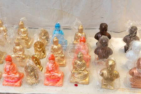 Foto de Street shop with statue and pictures of indian idol and famous people - Imagen libre de derechos
