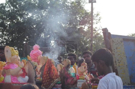 Photo pour Des fidèles non identifiés lors d'un festival annuel (Ganesh Chaturthi) - image libre de droit