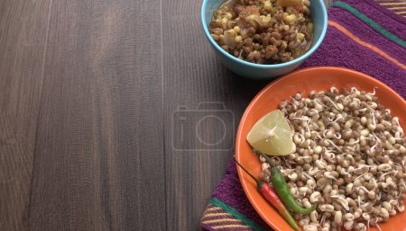 Foto de Vista de cerca de la soja germinada cruda y preparada con pimientos y limón, concepto de alimentos saludables - Imagen libre de derechos