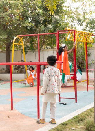 Foto de Niños jugando en el colorido parque infantil - Imagen libre de derechos