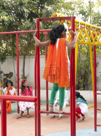 Foto de Niños jugando en el colorido parque infantil - Imagen libre de derechos