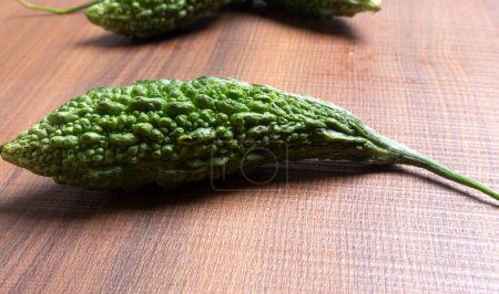 Foto de Momordica charantia verde fresco o melón amargo en la superficie de madera - Imagen libre de derechos