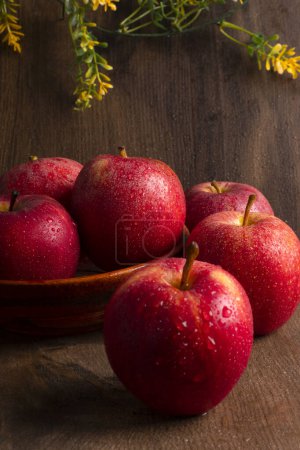 Foto de Manzanas rojas sobre fondo de madera - Imagen libre de derechos