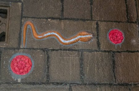 Foto de Imagen de serpiente en la pared de ladrillo de un edificio antiguo - Imagen libre de derechos