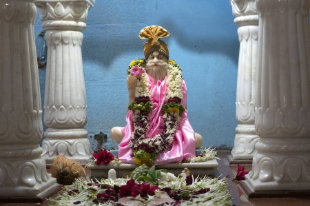 Téléchargez les photos : Ancien temple historique intérieur avec statue de Dieu en Inde - en image libre de droit