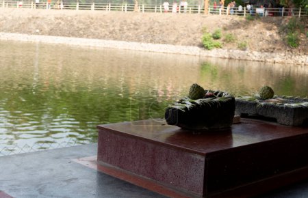 Foto de Estatua en la orilla del río en la India - Imagen libre de derechos