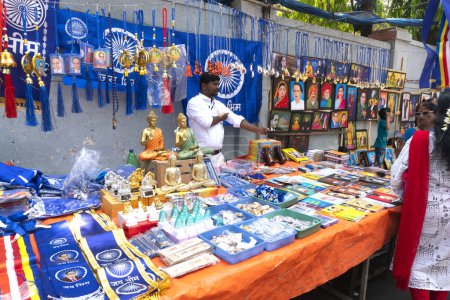 Téléchargez les photos : Homme vendant des souvenirs sur le marché indien - en image libre de droit