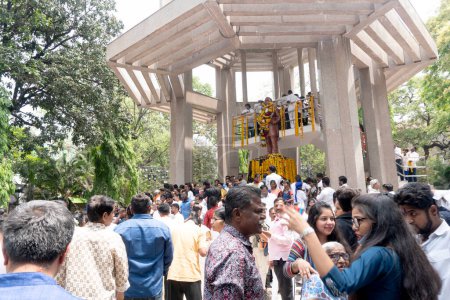 Téléchargez les photos : Pune, Inde - 14 avril 2022 : Les gens font la guirlande et rendent hommage au Dr B.R. Ambedkar, qui a rédigé la constitution indienne, statue sur 131 célébrations d'anniversaire. - en image libre de droit