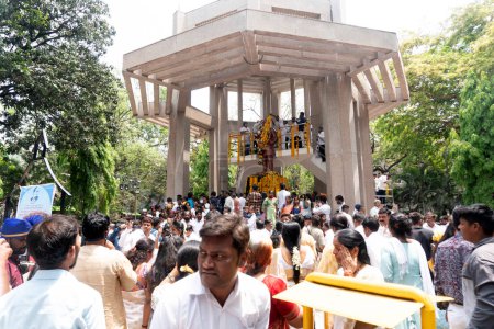 Téléchargez les photos : Pune, Inde - 14 avril 2022 : Les gens font la guirlande et rendent hommage au Dr B.R. Ambedkar, qui a rédigé la constitution indienne, statue sur 131 célébrations d'anniversaire. - en image libre de droit