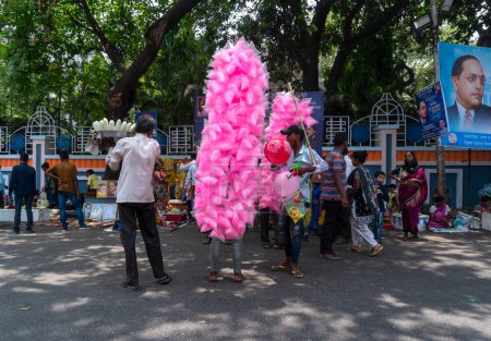 Téléchargez les photos : Les gens marchent dans la rue de la ville indienne - en image libre de droit