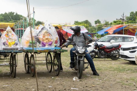 Téléchargez les photos : Marché indien typique en journée - en image libre de droit