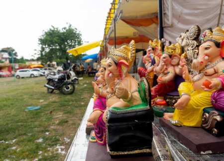 Téléchargez les photos : Statues hindoues sur le marché indien - en image libre de droit