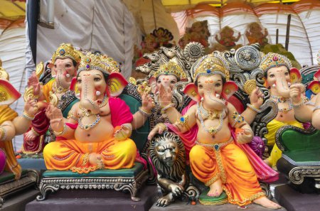 Téléchargez les photos : Statues de ganesha, dieu hindou, vue rapprochée - en image libre de droit