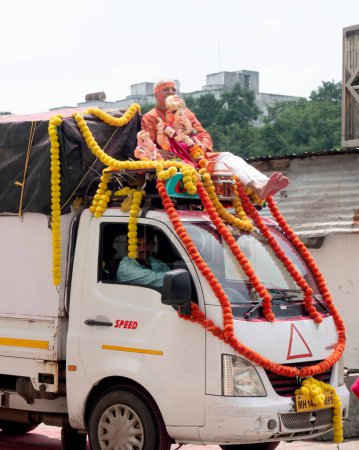 Téléchargez les photos : Homme sur camion avec des statues hindoues pendant le festival en Inde - en image libre de droit