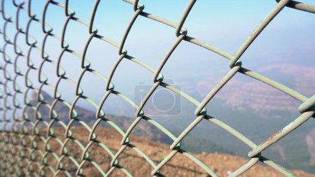 Téléchargez les photos : Clôture métallique sur colline de montagne - en image libre de droit