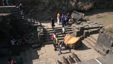 Téléchargez les photos : Personnes visitant l'ancienne forteresse en Inde - en image libre de droit