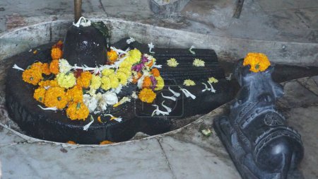 Téléchargez les photos : Statue d'un taureau avec des fleurs en Inde - en image libre de droit
