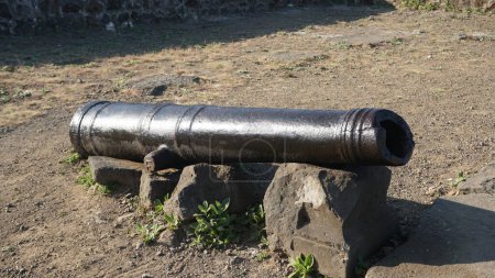 Téléchargez les photos : Vieux canon ancien en métal sur le sol - en image libre de droit