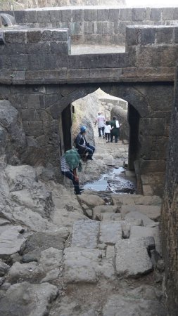 Téléchargez les photos : Touristes visitant les ruines de l'ancien bâtiment - en image libre de droit