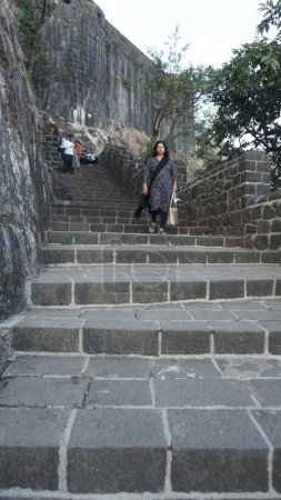 Téléchargez les photos : Les gens sur les anciens escaliers en Inde - en image libre de droit