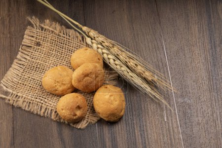Téléchargez les photos : Biscuits faits maison avec du blé et un sac sur fond en bois - en image libre de droit
