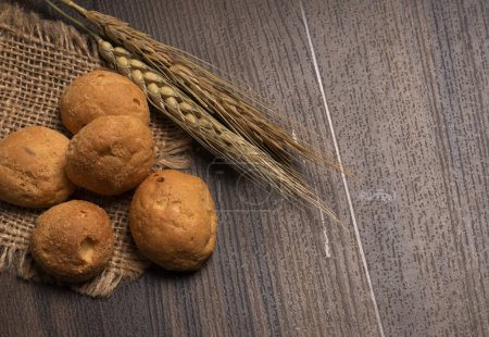 Téléchargez les photos : Biscuits faits maison avec du blé et un sac sur fond en bois - en image libre de droit