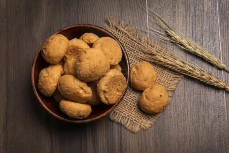 Téléchargez les photos : Biscuits faits maison dans un bol avec du blé et un sac sur fond en bois - en image libre de droit