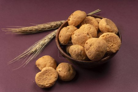 Téléchargez les photos : Biscuits faits maison dans un bol avec du blé sur fond violet - en image libre de droit