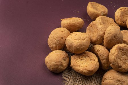 Téléchargez les photos : Biscuits faits maison avec sac sur fond violet - en image libre de droit
