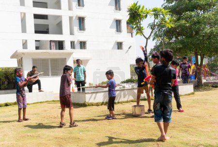 Téléchargez les photos : Pune Maharashtra Inde - 18 mars 2022 : Enfants indiens jouant avec de la peinture colorée pendant le festival Holi. - en image libre de droit