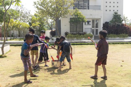 Téléchargez les photos : Pune Maharashtra Inde - 18 mars 2022 : Enfants indiens jouant avec de la peinture colorée pendant le festival Holi. - en image libre de droit