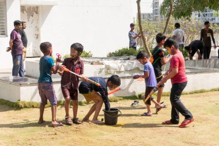 Téléchargez les photos : Pune Maharashtra, Inde - 18 mars 2022 : Enfants indiens jouant avec de la peinture colorée pendant le festival Holi. - en image libre de droit