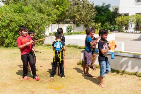 Téléchargez les photos : Pune Maharashtra, Inde - 18 mars 2022 : Enfants indiens jouant avec de la peinture colorée pendant le festival Holi. - en image libre de droit