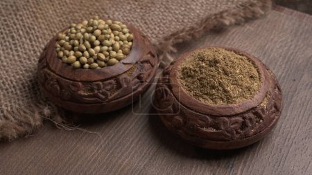 Foto de Cuencos de semillas de cilantro para cilantro en polvo, especias indias y hierbas. - Imagen libre de derechos