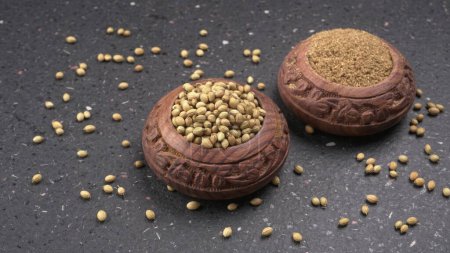 Téléchargez les photos : Bol de graines de coriandre pour poudre de coriandre, épices indiennes et herbes. - en image libre de droit
