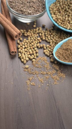 Téléchargez les photos : Indian Spices and herbs on wooden background. Food and cuisine ingredients - en image libre de droit