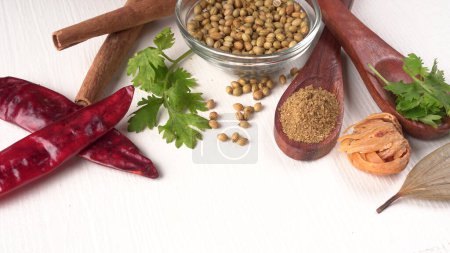 Foto de Cuenco y cuchara de semillas de cilantro para cilantro en polvo, especias indias y hierbas. - Imagen libre de derechos