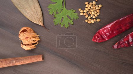 Foto de Especias indias y hierbas sobre fondo de madera. Comida e ingredientes de cocina - Imagen libre de derechos
