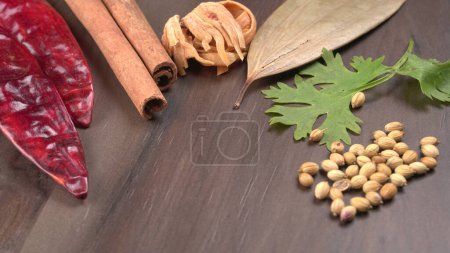 Téléchargez les photos : Épices indiennes et herbes sur fond en bois. Alimentation et ingrédients de cuisine - en image libre de droit