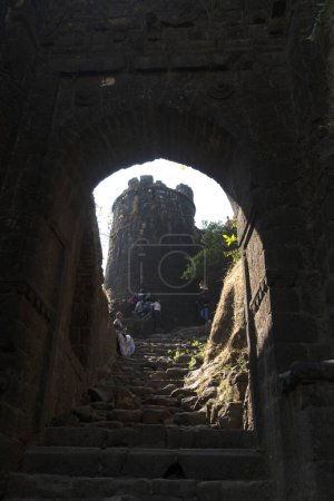 Foto de Turistas en el fuerte de Sinhagad cerca de Pune India. Sinhagad es una antigua fortaleza situada a unos 49 km al suroeste de la ciudad de Pune, India. - Imagen libre de derechos