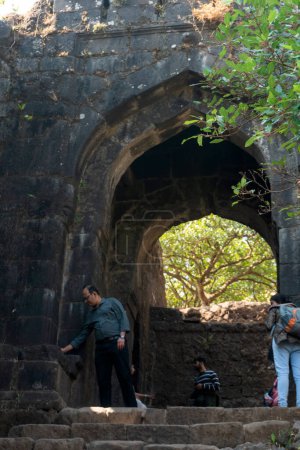 Foto de Turistas en el fuerte de Sinhagad cerca de Pune India. Sinhagad es una antigua fortaleza situada a unos 49 km al suroeste de la ciudad de Pune, India. - Imagen libre de derechos