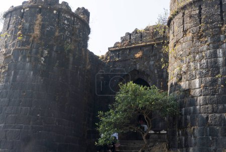 Foto de Pune, Maharashtra India - 10 de diciembre de 2023: Pune Darwaja en Sinhagad fort (Kondhana Killa) cerca de Pune. - Imagen libre de derechos