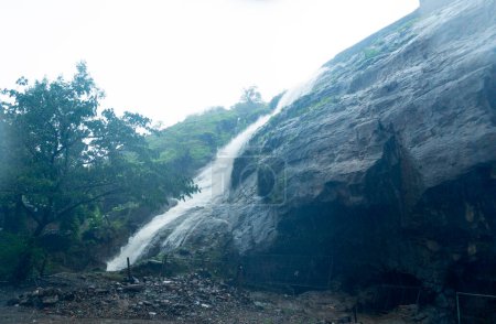 Foto de Paisaje monzónico en Lonavala cerca de Pune India. El monzón es la temporada anual de lluvias en la India de junio a septiembre. - Imagen libre de derechos