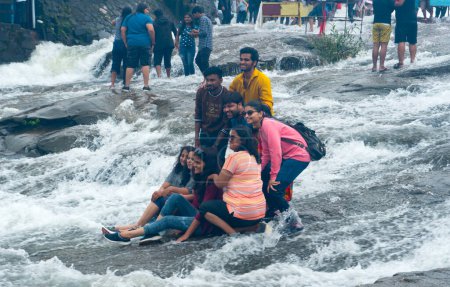 Téléchargez les photos : 9 juillet 2022, Pune, Maharashtra - Les gens profitent du débit d'eau au barrage de Bhushi à Lonavala, en Inde. - en image libre de droit
